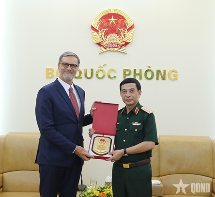 General Phan Van Giang receives French Ambassador to Viet Nam
